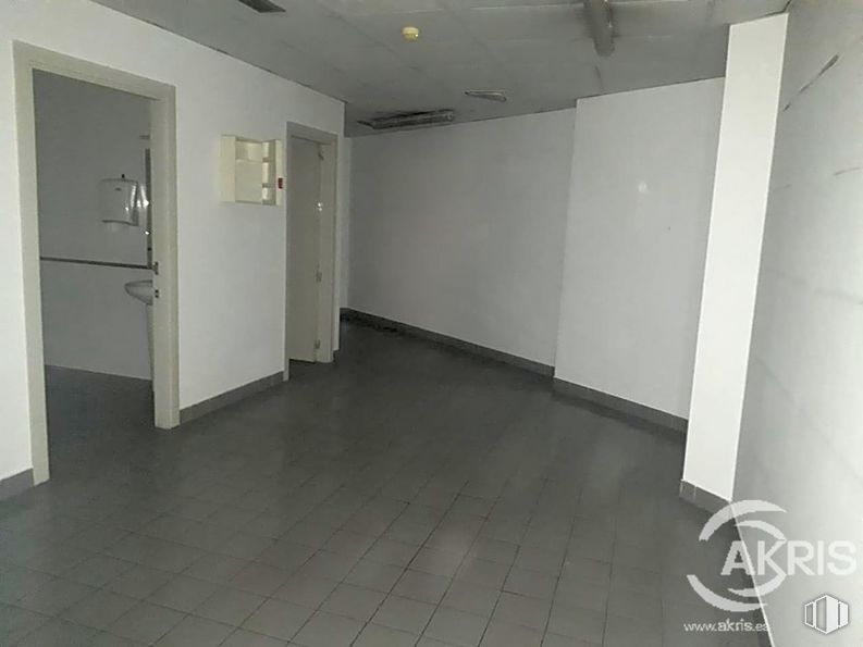 Local en venta en Avenida Fuenlabrada, Leganés, Madrid, 28912 con accesorio, puerta, suelos, suelo, techo, vidrio, hall, evento, aluminio y edificio alrededor