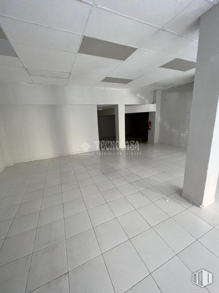 Retail for rent at Zona Centro, Leganés, Madrid, 28912 with fixture, grey, flooring, floor, composite material, ceiling, hall, tile flooring, space and concrete around