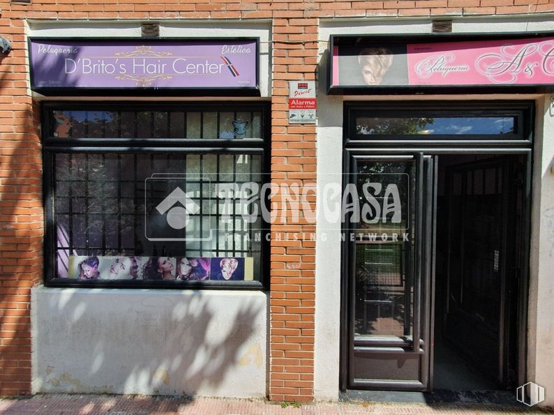 Retail for rent at Zona Soto, Móstoles, Madrid, 28047 with door, window, fixture, building, font, neighbourhood, facade, brick, road and city around