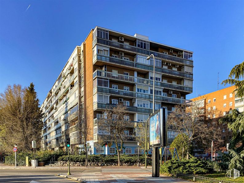 Local en venta en Calle Puentedeume, 6, Alcorcón, Madrid, 28925 con edificio, cielo, planta, árbol, bloque de pisos, diseño urbano, condominio, barrio, zona residencial y fachada alrededor