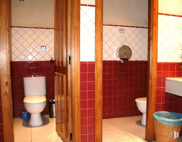 Retail for sale at Calle Salud, El Molar, Madrid, 28710 with toilet, brown, property, light, fixture, bathroom, purple, interior design, toilet seat and floor around