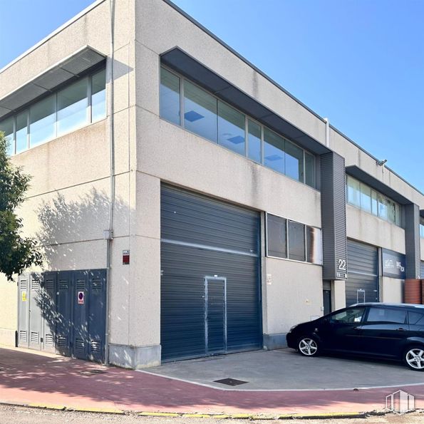 Industrial for sale at Calle Venta, Meco, Madrid, 28880 with car, automotive parking light, tire, building, wheel, sky, vehicle, automotive tire, window and fixture around