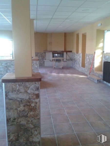 Retail for rent at Plaza España, 3, Santo Domingo de las Posadas, Ávila, 05292 with wood, building, interior design, tile flooring, flooring, floor, hall, wood stain, hardwood and chair around