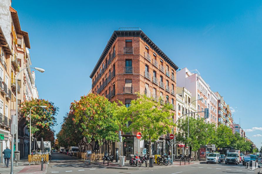 Local en alquiler en Calle Santa Engracia, 112, Chamberí, Madrid, 28003 con edificio, cielo, ventana, infraestructura, superficie de la carretera, árbol, luz de la calle, arquitectura, diseño urbano y planta alrededor