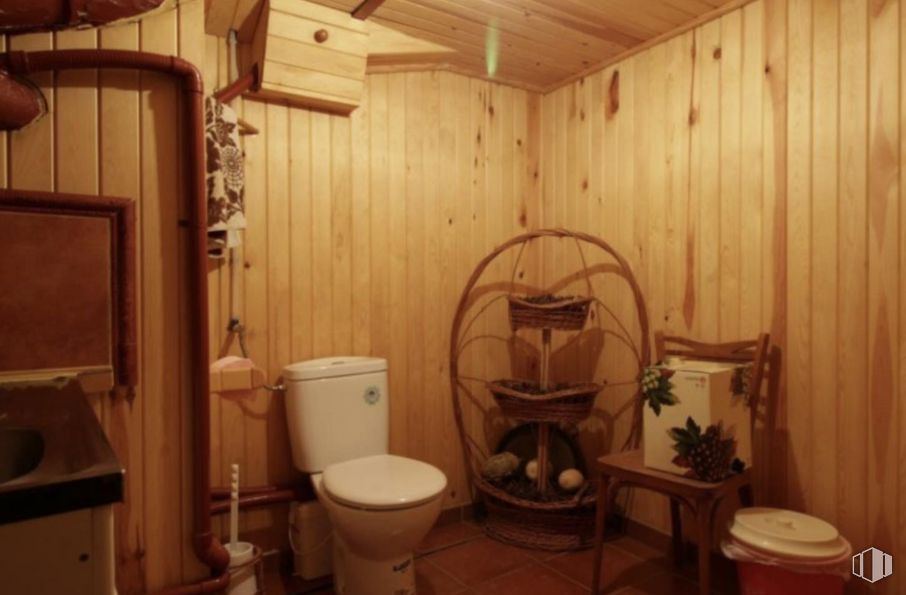 Retail for sale at Centro urbano, Cantalejo, Segovia, 40320 with toilet, sink, brown, property, toilet seat, plumbing fixture, purple, bathroom, interior design and wood around