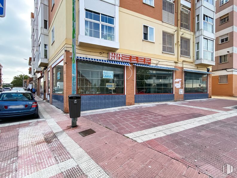 Retail for rent at Zona Renfe, Parla, Madrid, 28980 with car, building, window, vehicle, vehicle registration plate, wheel, infrastructure, tire, road surface and flooring around