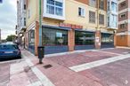 Retail for rent at Zona Renfe, Parla, Madrid, 28980 with car, building, window, vehicle, vehicle registration plate, wheel, infrastructure, tire, road surface and flooring around