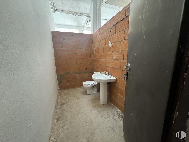 Retail for sale at Calle Santiago López, Cuenca, 16004 with sink, plumbing fixture, toilet, bathroom, tap, toilet seat, floor, bathroom sink, plumbing and flooring around