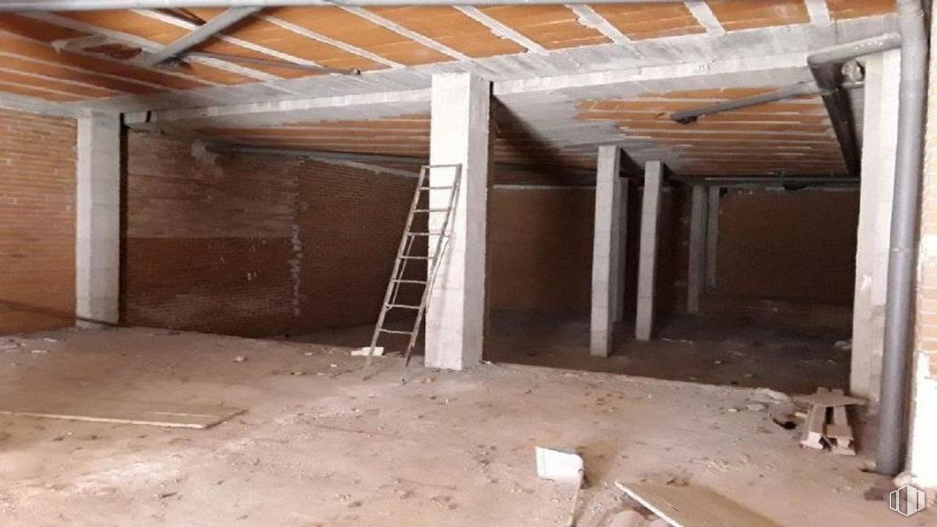 Retail for sale at Avenida Mediterráneo, Arganda del Rey, Madrid, 28500 with ladder, wood, floor, flooring, fixture, beam, building material, hardwood, composite material and hall around