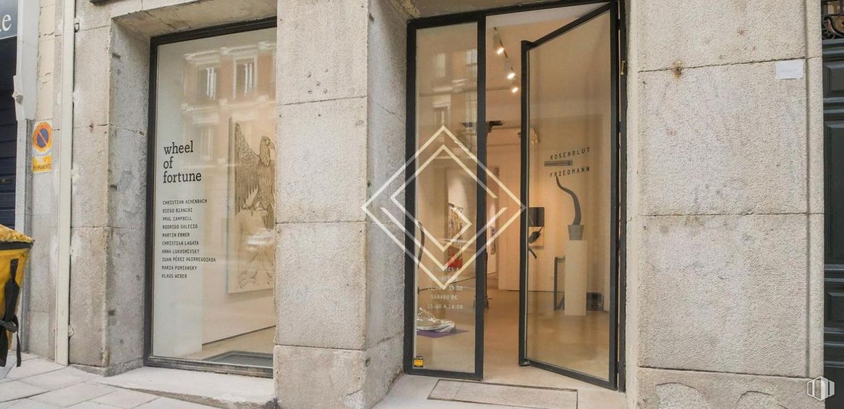 Retail for rent at Calle Bárbara de Braganza, Centro, Madrid, 28004 with door, graphics and graphic design around