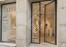 Retail for rent at Calle Bárbara de Braganza, Centro, Madrid, 28004 with door, graphics and graphic design around