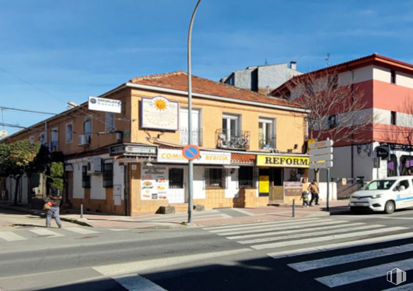 Local en venta en Avenida Juan Carlos I, Collado Villalba, Madrid, 28400 con camioneta, edificio, casa, ventana, cielo, luz de la calle, superficie de la carretera, coche, asfalto y rueda alrededor