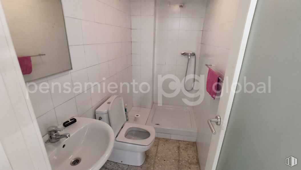 Retail for rent at Calle Olid, 5, Chamberí, Madrid, 28010 with toilet, sink, plumbing fixture, floor, flooring, bathroom, plumbing, toilet seat, bathroom sink and tap around