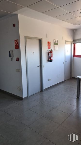 Industrial for sale at Calle Berzosa de Lozoya, Villaverde, Madrid, 28021 with door, fixture, floor, flooring, gas, ceiling, event, machine, room and hall around