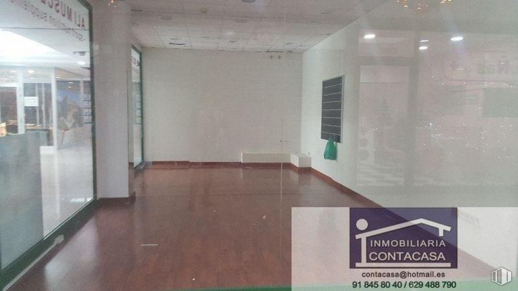 Retail for rent at Centro Comercial El Portachuelo, Carretera Hoyo Manzanares, Colmenar Viejo, Madrid, 28770 with fixture, interior design, flooring, wood, floor, hall, door, ceiling, glass and hardwood around