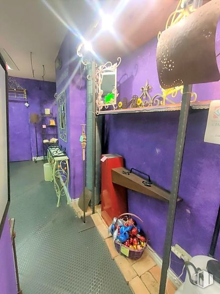 Retail for rent at Calle Nuestra Señora de Valverde, 47, Fuencarral - El Pardo, Madrid, 28034 with purple, interior design, flooring, violet, wall, building, magenta, decoration, ceiling and shelf around