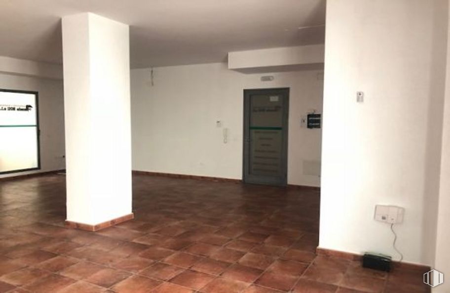 Office for sale at Plaza Salvador, Arévalo, Ávila, 05200 with door, light fixture, fixture, wood, flooring, floor, hall, hardwood, ceiling and building material around