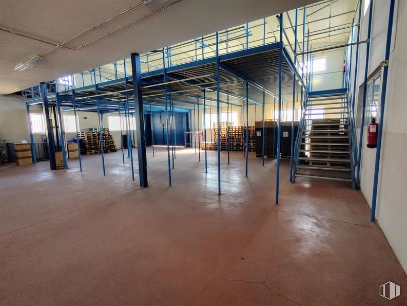 Industrial for sale at Avenida Cañales, 4, Chapinería, Madrid, 28694 with flooring, floor, ceiling, shelving, metal, hall, shelf, building material, engineering and beam around