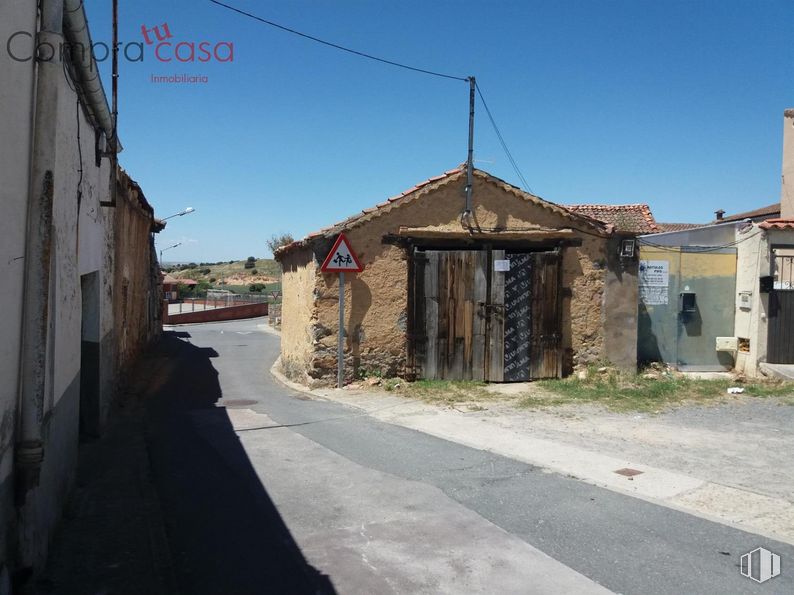 Nave en venta en Centro urbano, Segovia, 40195 con cielo, planta, edificio, superficie de la carretera, ventana, asfalto, puerta, casa, madera y carretera alrededor