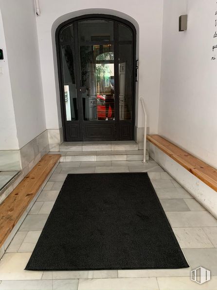 Oficina en alquiler en Zona Almagro, Chamberí, Madrid, 28010 con ebanistería, mediante, madera, accesorio, escaleras, piso, suelo, madera dura, rectángulo, edificio y suelo de baldosas alrededor