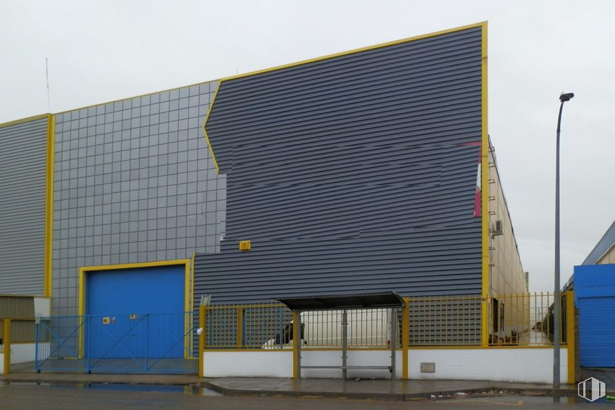 Industrial for rent at Polígono Industrial San Isidro, Seseña, Toledo, 45223 with building, door, sky, shade, asphalt, gas, facade, paint, composite material and commercial building around