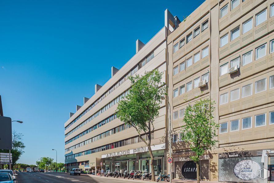 Office for rent at Avenida Llano Castellano, 13, Fuencarral - El Pardo, Madrid, 28034 with building, sky, window, tree, urban design, condominium, neighbourhood, car, tower block and vehicle around