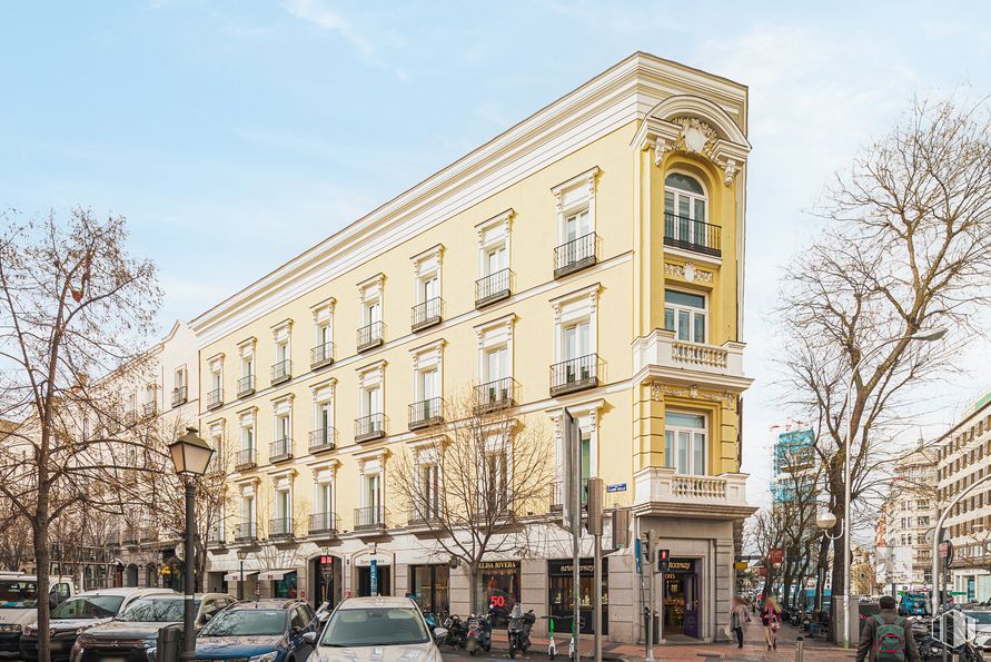 Oficina en alquiler en Calle Goya, 8, Salamanca, Madrid, 28001 con coche, edificio, vehículo terrestre, cielo, rueda, neumático, vehículo, nube, ventana y infraestructura alrededor