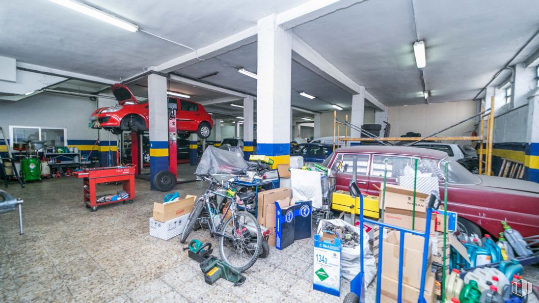 Local en venta en Zona Centro, Villaviciosa de Odón, Madrid, 28670 con neumático, productos envasados, bicicleta, rueda, vehículo motorizado, neumático automotriz, diseño automotriz, edificio, vehículo y coche alrededor