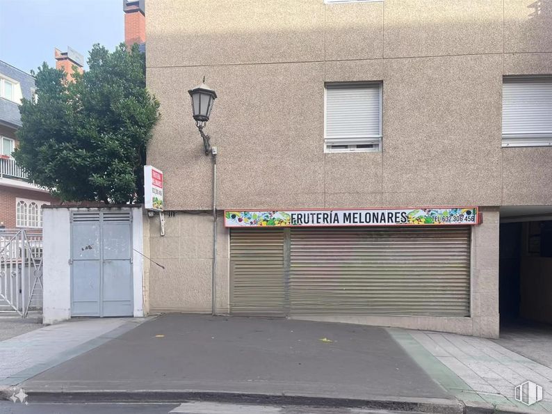 Retail for sale at Casco antigüo, Galapagar, Madrid, 28260 with window, door, road surface, asphalt, building, wall, tree, facade, sidewalk and fixture around