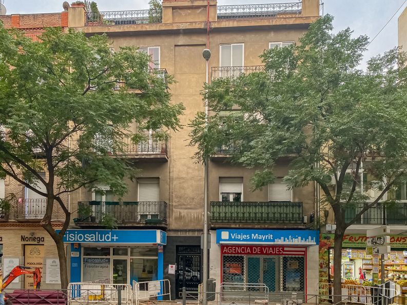 Local en alquiler en Calle Francos Rodríguez, 25, Tetuán, Madrid, 28039 con edificio, propiedad, cielo, ventana, árbol, diseño urbano, planta, barrio, zona residencial y condominio alrededor