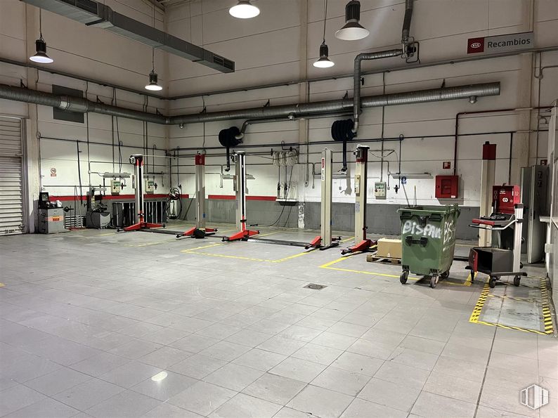 Industrial for rent at Calle Fundición, 101, Rivas-Vaciamadrid, Madrid, 28529 with waste container, flooring, floor, ceiling, hall, fluorescent lamp, light fixture, workshop, warehouse and automobile repair shop around