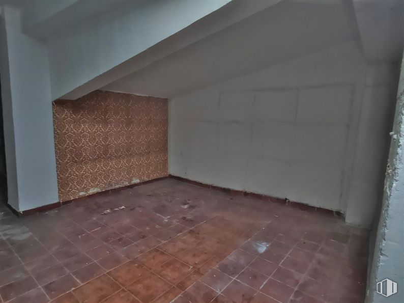 Retail for sale at Calle Cavanilles, Retiro, Madrid, 28007 with wood, fixture, flooring, brickwork, floor, composite material, brick, hardwood, building material and wood stain around