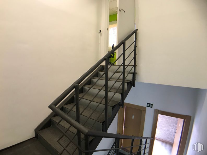 Nave en venta en Camino Ancho, 21, Daganzo de Arriba, Madrid, 28814 con edificio, accesorio, escaleras, madera, casa, suelo, balaustre, material compuesto, vidrio y pasamano alrededor