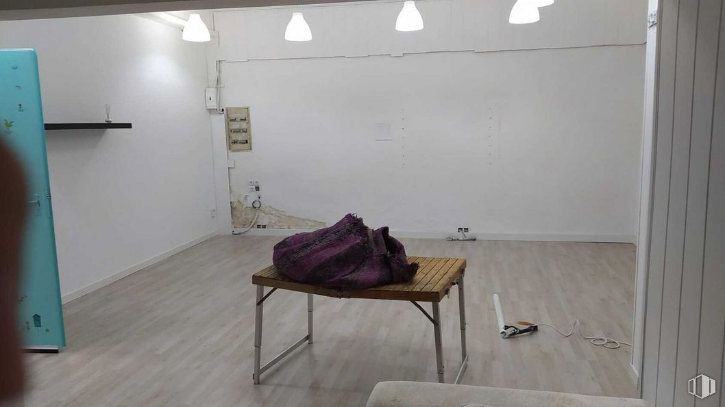 Local en venta en Calle Sierra de Contraviesa, Puente de Vallecas, Madrid, 28053 con mesa, equipaje y bolsos, interiorismo, madera, suelos, suelo, arte, madera dura, techo y evento alrededor