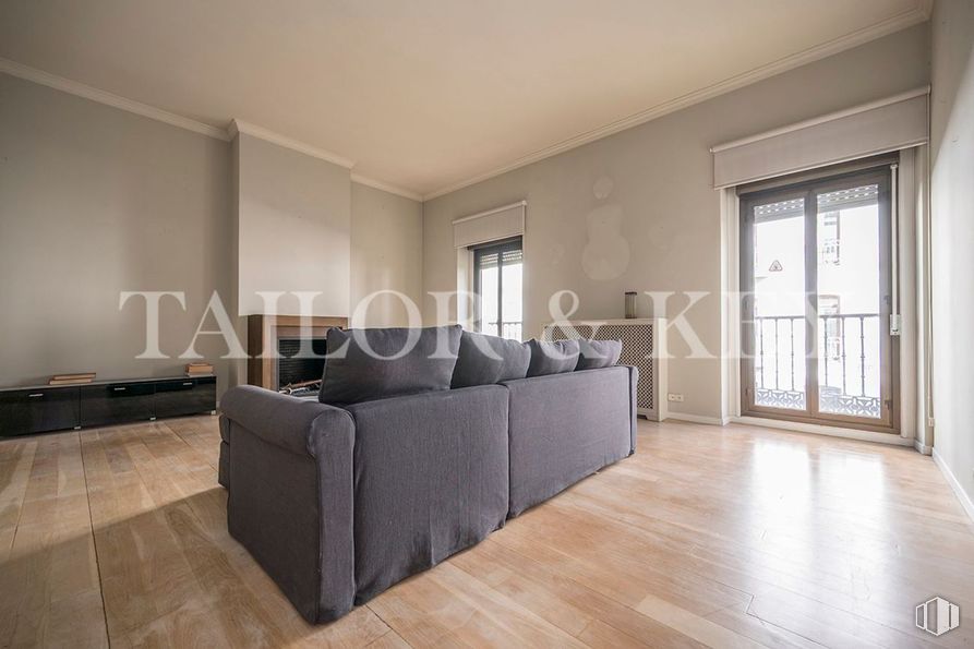 Oficina en alquiler y venta en Calle Serrano, Salamanca, Madrid, 28001 con sofá, puerta, suelos, suelo, madera, techo, interiorismo, apartamento, habitación y suelos de madera alrededor