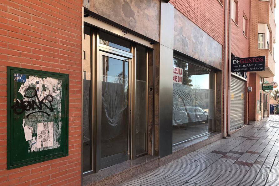 Retail for rent at Avenida Pablo Iglesias, 11, Tarancón, Cuenca, 16400 with picture frame, door, fixture, window, building, wall, facade, road surface, font and road around