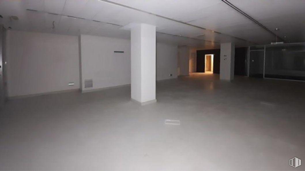 Retail for sale & for rent at Avenida Dos de Mayo, Móstoles, Madrid, 28934 with hall, flooring, composite material, fixture, ceiling, concrete, space, event, glass and parking around