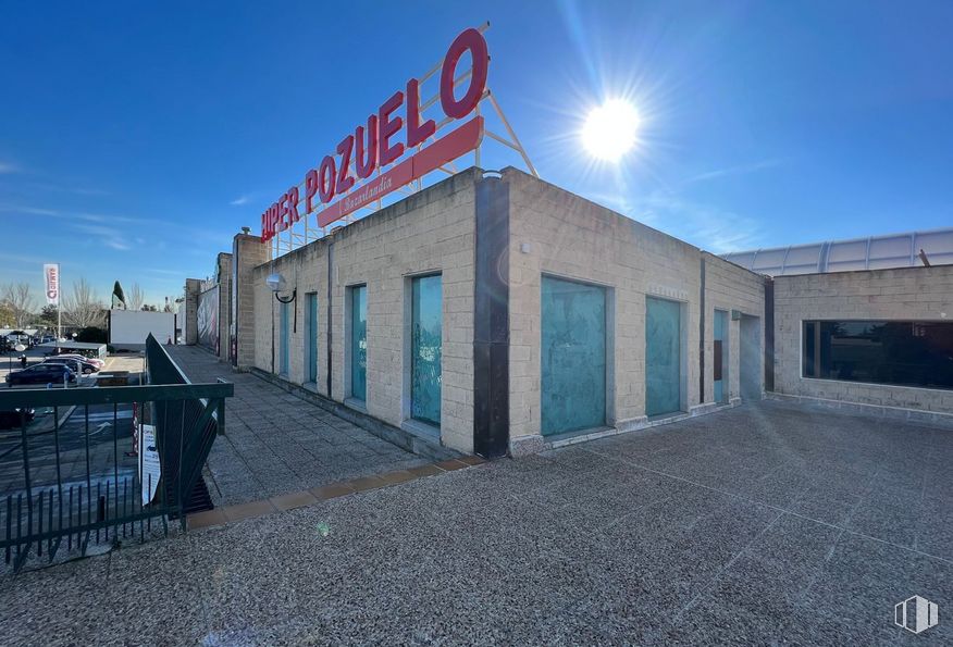 Local en alquiler en Centro Comercial Monte Claro, Carretera Majadahonda, KM 2600, Pozuelo de Alarcón, Madrid, 28223 con edificio, cielo, superficie de la carretera, asfalto, neumático automotriz, mañana, fachada, carretera, paisaje y nube alrededor