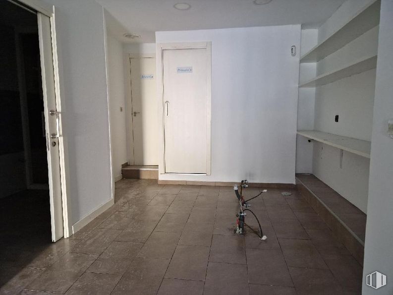 Local en venta en Zona Hospital de San José, Getafe, Madrid, 28901 con puerta, bicicleta, suelos, suelo, suelo de baldosas, habitación, tinte para madera, madera dura, material de construcción y azulejo alrededor