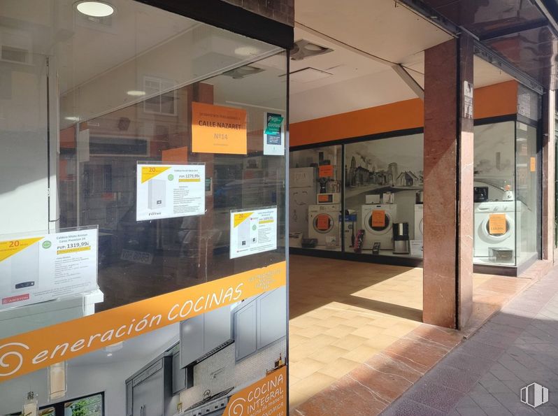 Retail for rent at Calle San José, Fuenlabrada, Madrid, 28943 with building, interior design, gas, flooring, facade, machine, advertising, glass, ceiling and graphics around