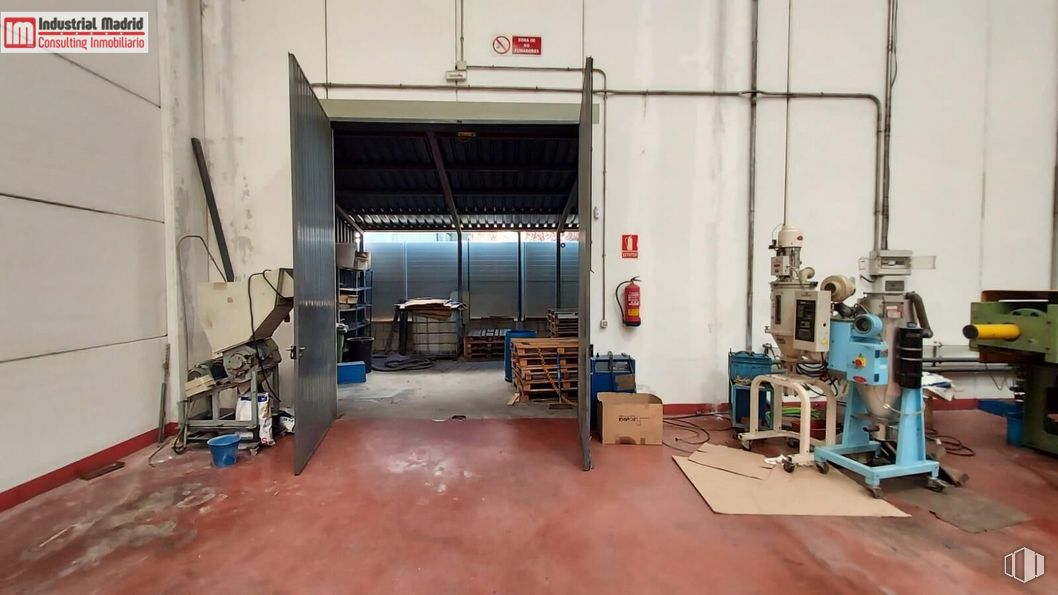 Industrial for rent at Polígono Industrial Las Monjas, Arganda del Rey, Madrid, 28500 with floor, wood, flooring, engineering, gas, machine, composite material, metal, hardwood and room around