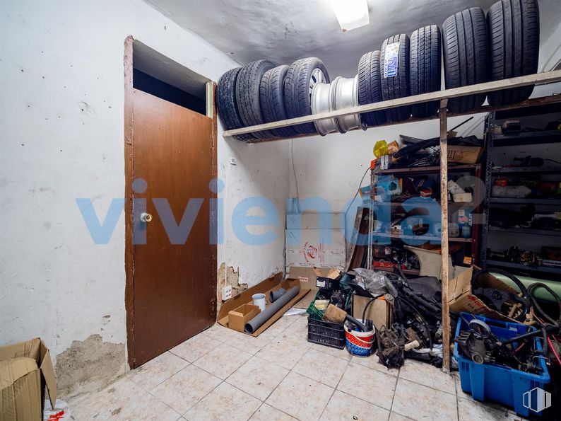 Local en venta en Calle Virgen de Nuria, Ciudad Lineal, Madrid, 28027 con puerta, neumático, interiorismo, pared, edificio, estante, gas, madera, suelos y cableado eléctrico alrededor