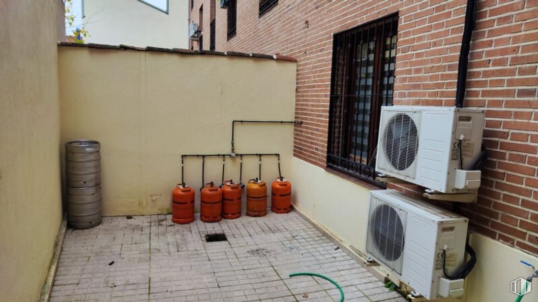 Retail for rent at Calle Escritorios, Alcalá de Henares, Madrid, 28801 with home appliance, window, building, property, wood, architecture, brick, brickwork, floor and wall around