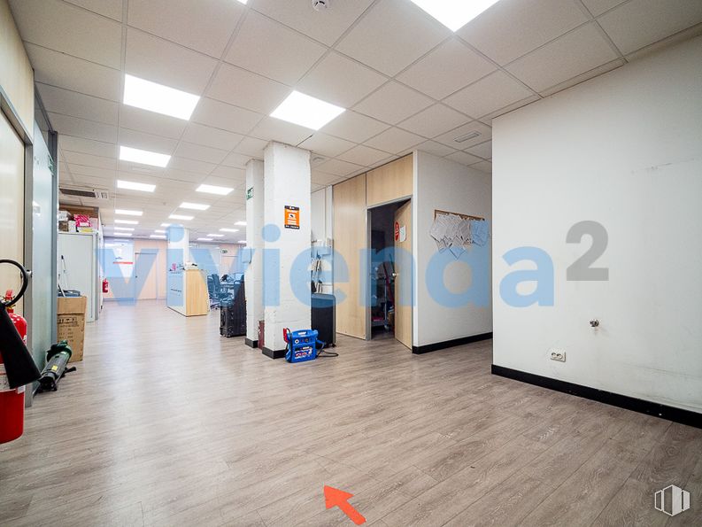 Nave en alquiler en Zona Valdefuentes, Hortaleza, Madrid, 28033 con lámpara, edificio, suelo, suelos, madera, accesorio, techo, hall, arte y evento alrededor