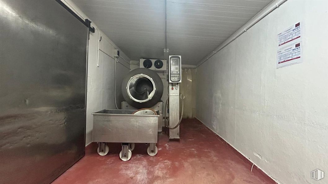 Nave en venta en Polígono industrial San José de Valderas, Leganés, Madrid, 28917 con máquina, tubo, acero y aluminio alrededor