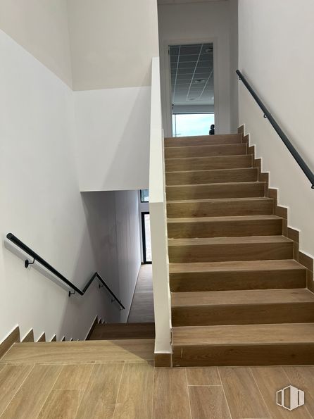 Nave en alquiler y venta en Calle Loeches, Alcorcón, Madrid, 28925 con edificio, escaleras, accesorio, madera, suelos, suelo, tinte para madera, suelo laminado, madera dura y material compuesto alrededor