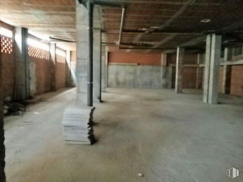 Retail for sale & for rent at Calle Agustín Rodríguez Sahagún, Ávila, 05003 with bridge, wood, flooring, floor, hall, building material, composite material, ceiling, concrete and fixture around