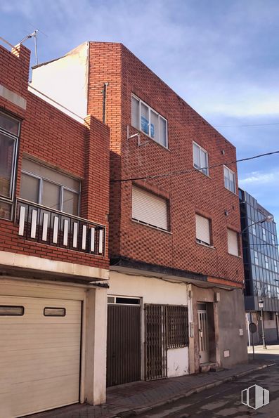 Retail for sale at Avenida San Fernando, 35, Quintanar de la Orden, Toledo, 45800 with window, building, sky, cloud, property, fixture, wood, door, brickwork and brick around