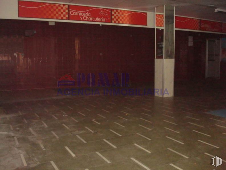 Retail for rent at Calle Alfonso de Montalvo, 1, Ávila, 05001 with packaged goods, door, property, architecture, flooring, building, floor, road surface, public space and composite material around