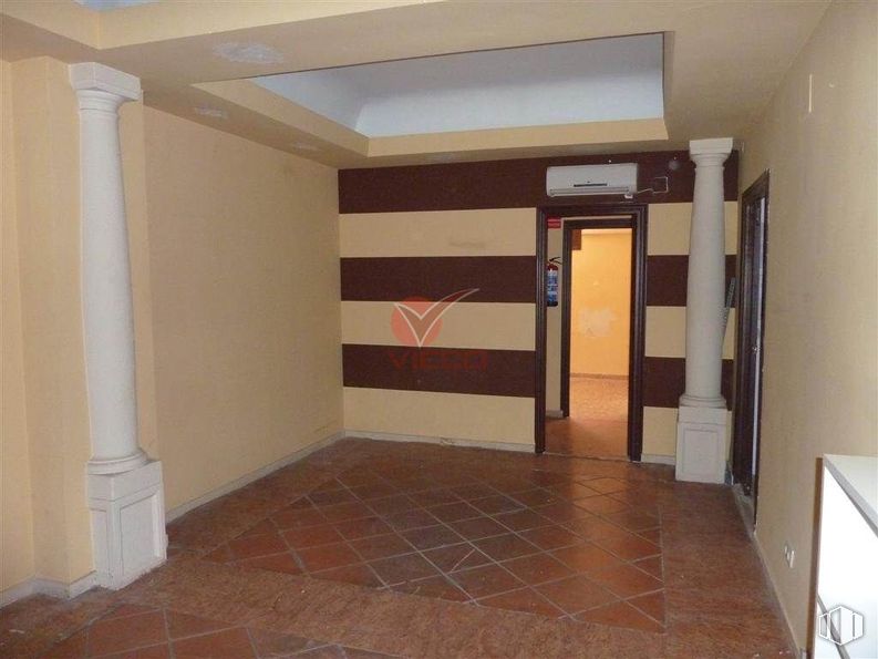 Local en alquiler en Calle Colón, Cuenca, 16002 con suelos, suelo, madera, puerta, techo, suelo de baldosas, habitación, tinte para madera, hall y moldeo alrededor